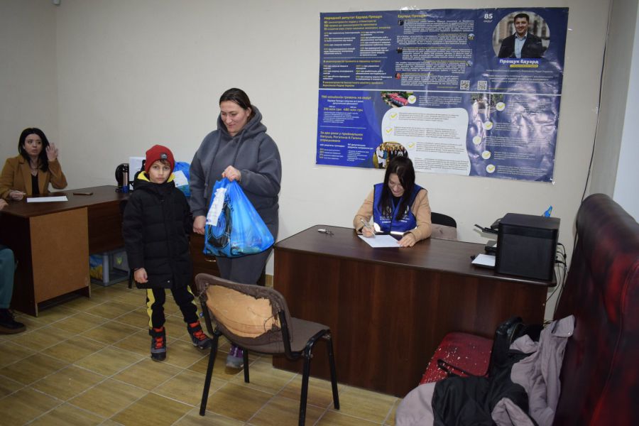 Напередодні свят набори доставили в соціальні центри, де їх роздавали родинам вимушених переселенців