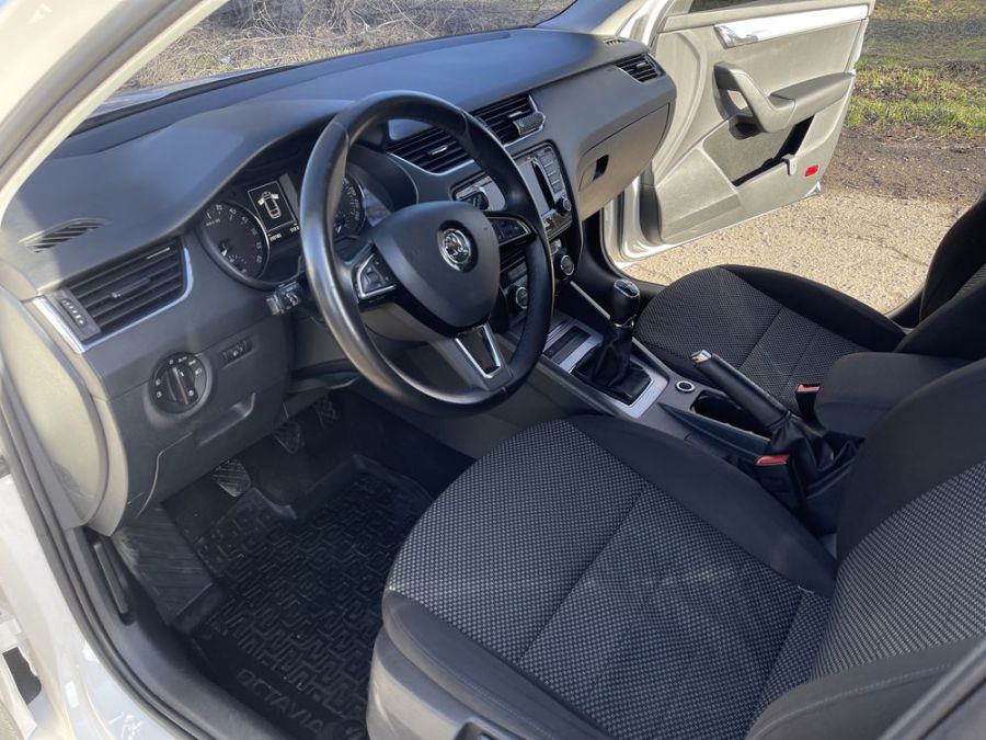 Ілюстроване фото. Шахраї обіцяли пригнати автомобіль для українських військових