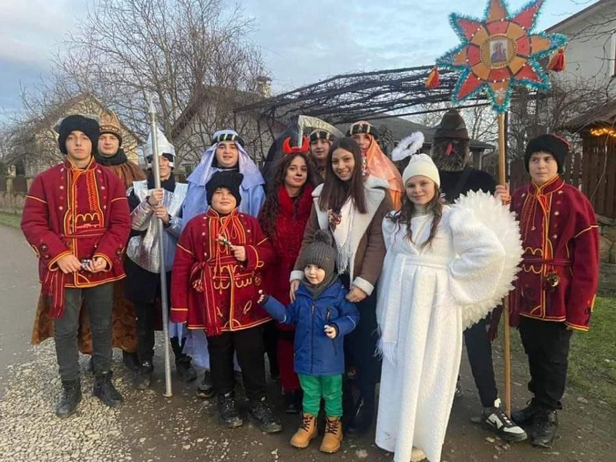 У Студінському старостинському окрузі вже традиційно діти, колядуючи від хати до хати.