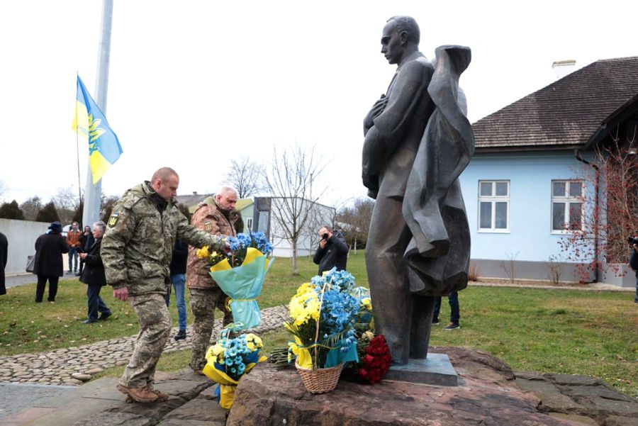 Присутні помолилися за упокій душі Героя України та поклали квіти до пам’ятника Степану Бандері