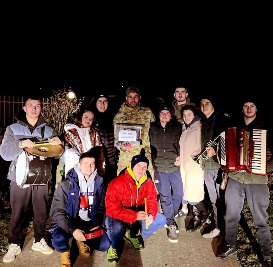 Друзі-колядники зібрали для захисника понад 90 тисяч гривень