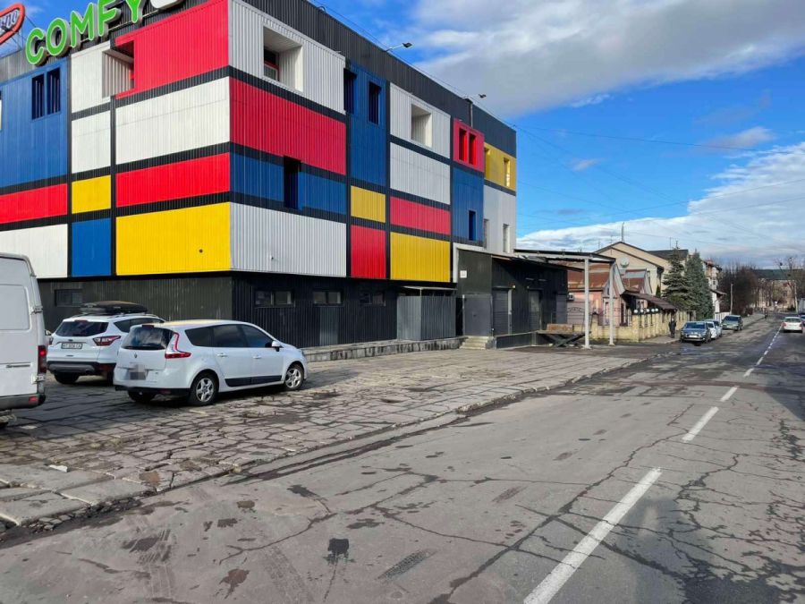 Облаштуванням парковки повинні займатися або власники цього комерційного приміщення, або ж орендарі