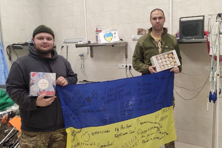 "У нас є два варіанти: або вижити в цій війні і здобути перемогу чи якусь стабільність, або загинути", — резюмує хірург