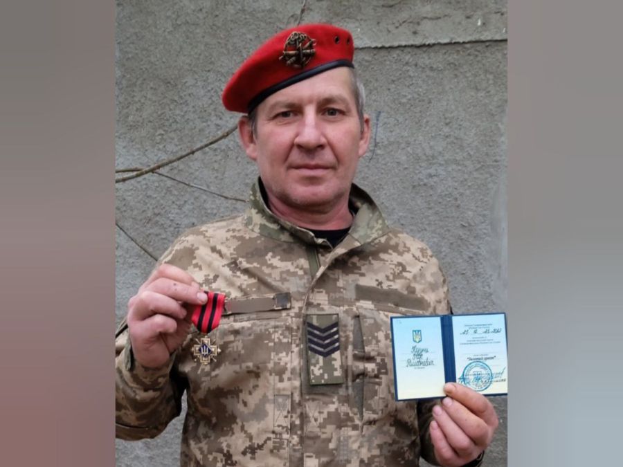 Сьогодні боєць продовжує захищати країну від окупантів на бойових позиціях.

