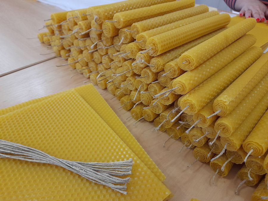 Свічки виготовляються з натуральної вощини. 