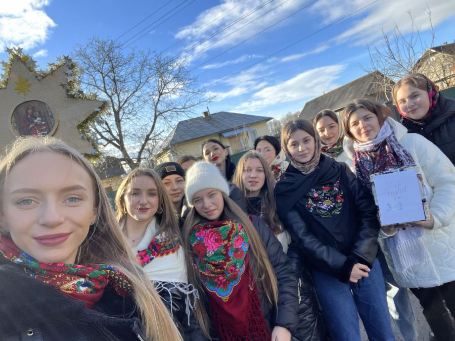 Юні боднарівчанки допомагають бійцям на Різдво