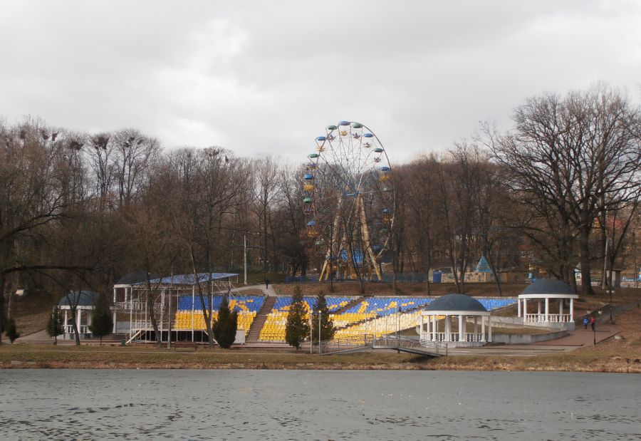 Зловмисники ламають крісла у парку