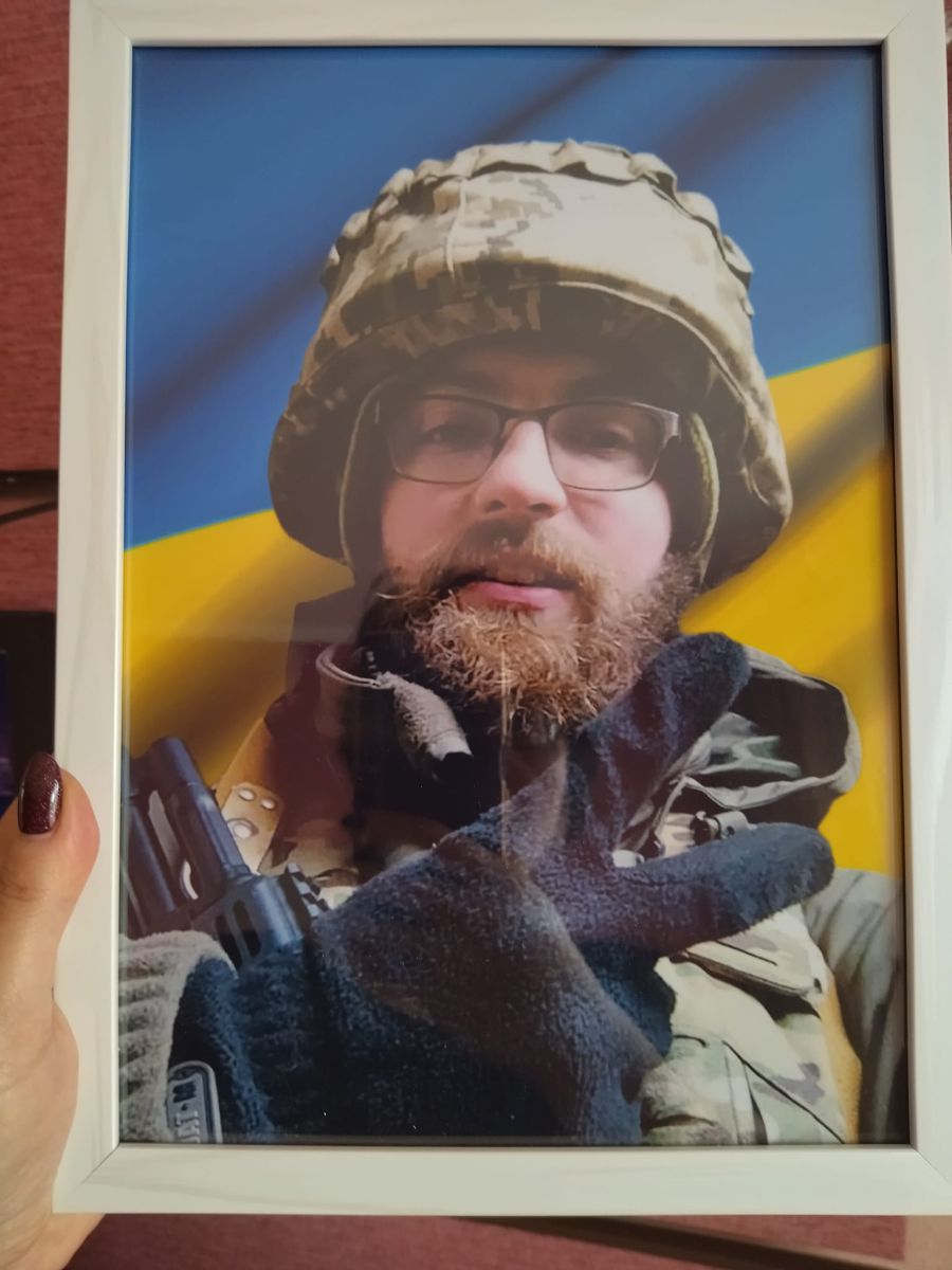 Зараз рідним про Олександра нагадує його портрет і бандерівський прапор, який з ним був ще зі студентських часів