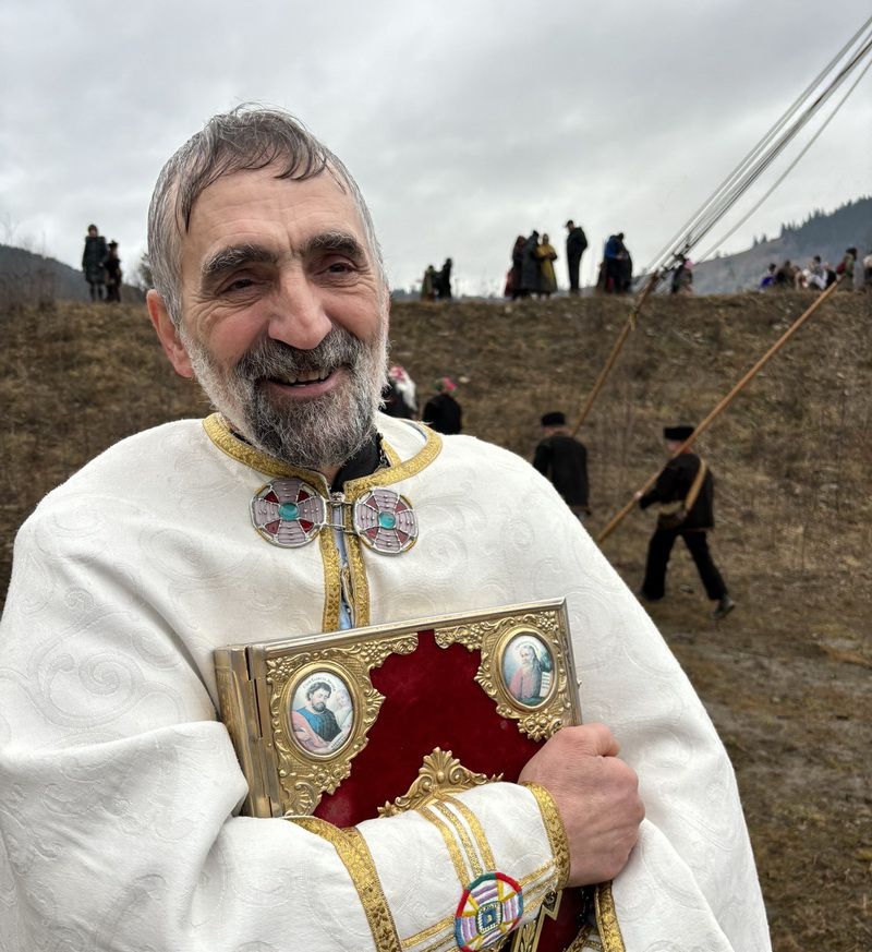 Священник працює на евакуаційному відділенні, він вивозить поранених