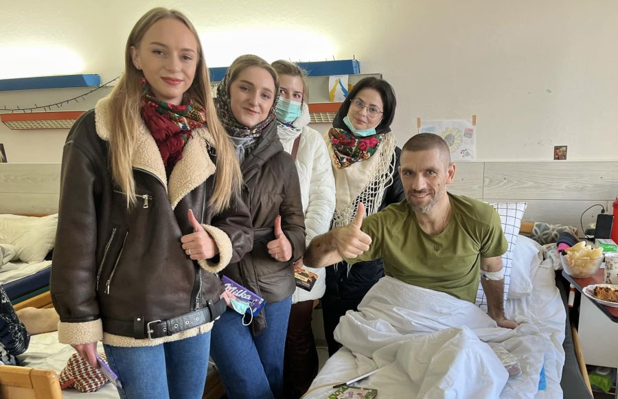 Землячки відвідали пораненого командира в лікарні