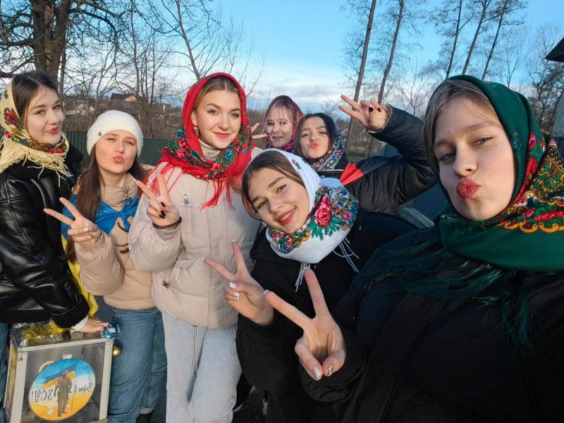 Різдвяні свята для дітей закладів освіти Калуської громади стали можливістю зібрати кошти для ЗСУ