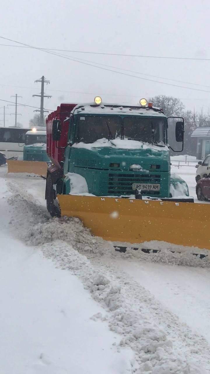 Ілюстроване фото.  Працюють і трактори для розчистки снігу на тротуарах.
