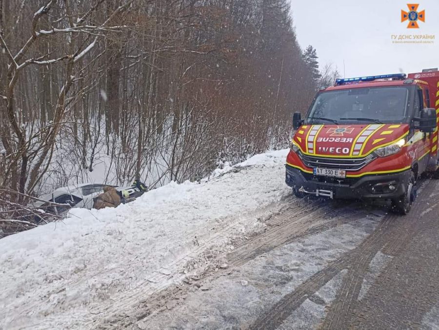 Рятувальники деблокували постраждалу особу з понівеченої автівки і передали медикам.
