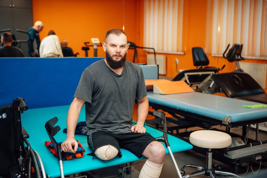 Євген закінчив ІФНТУНГ, опанував дві спеціальності, знає англійську, пройшов  ІТ-курси. 