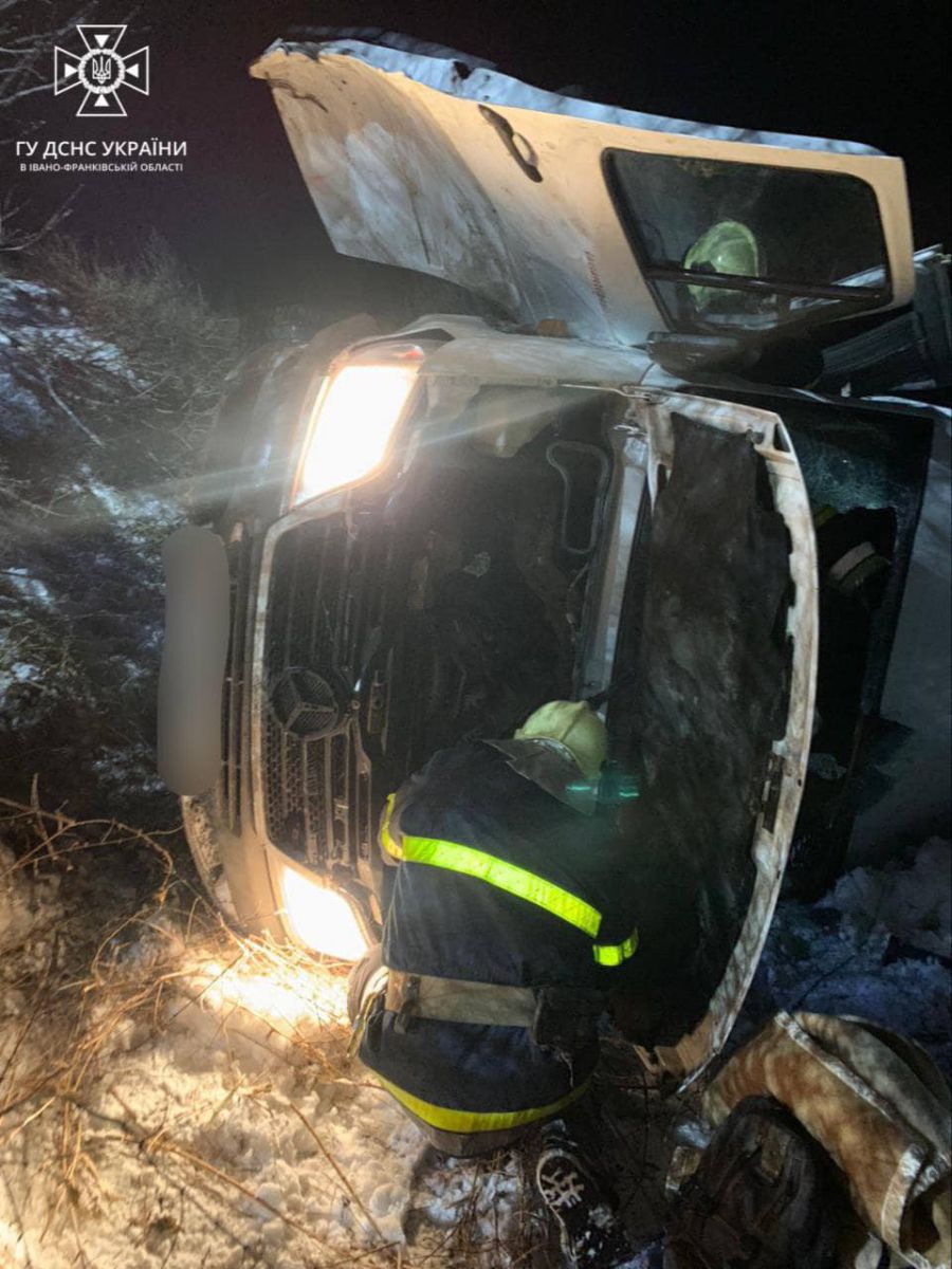 Прибувши до місця виклику рятувальники деблокували  2 дорослих і 1 дитину з авто.