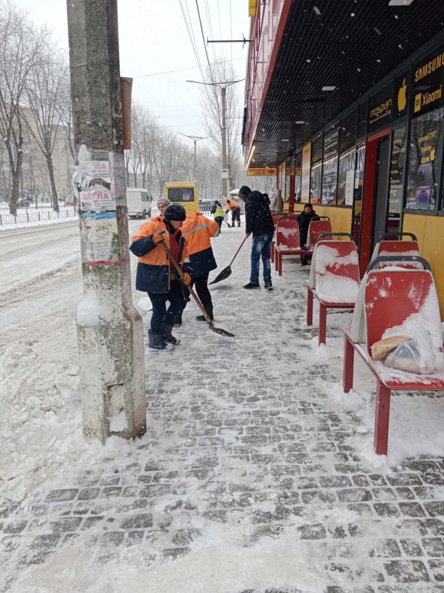 З восьмої години ранку на дорогах Калуша працювало вісім одиниць техніки