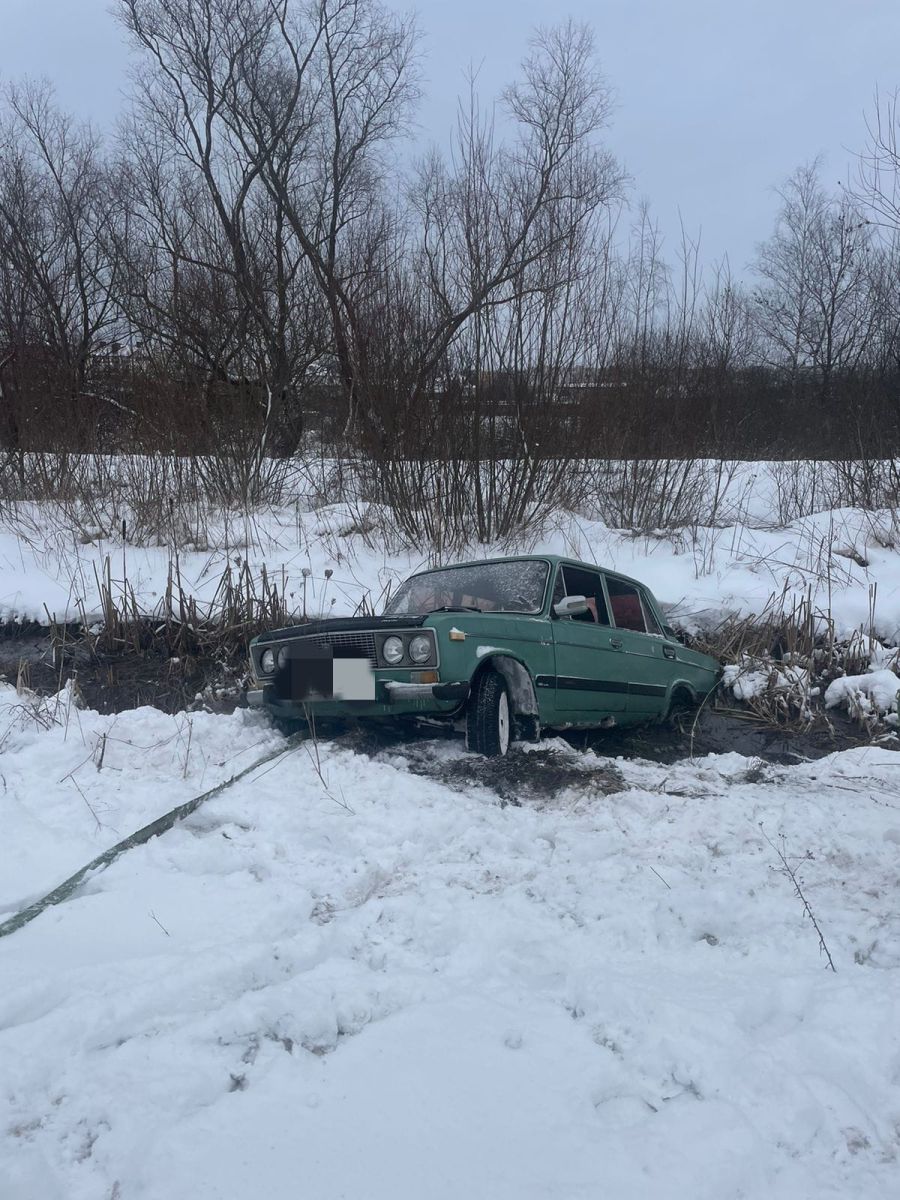 Водію допомогли безпечно вибратись з кювету