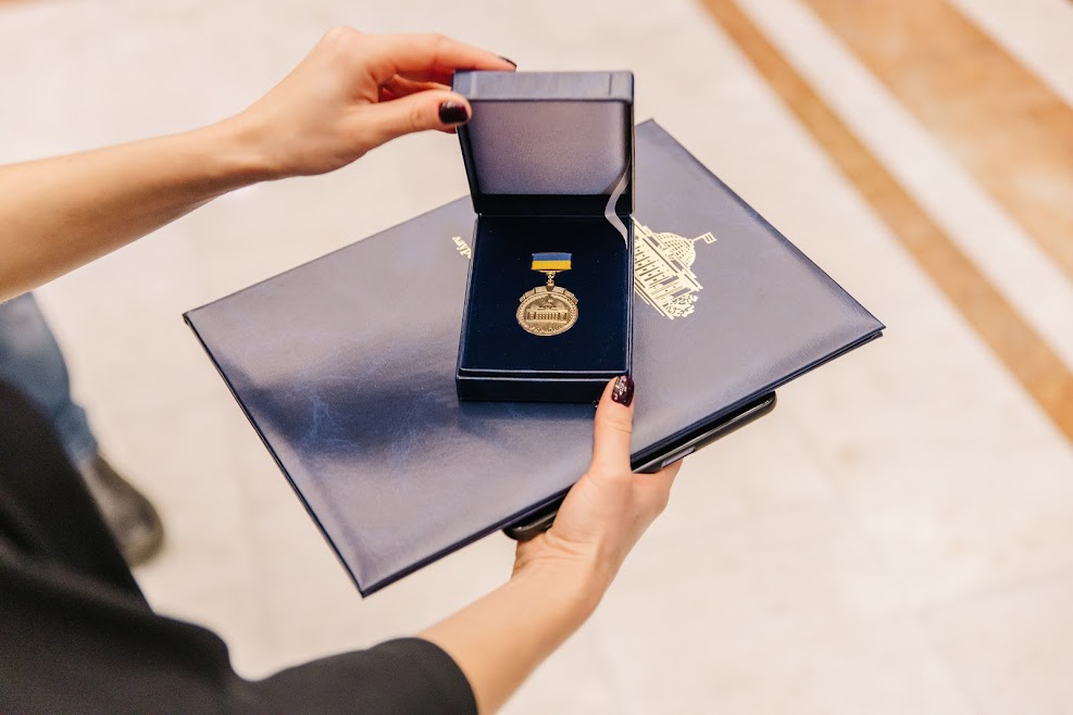 Премія Ради присуджується за особливі успіхи в педагогічній роботі та вихованні учнів