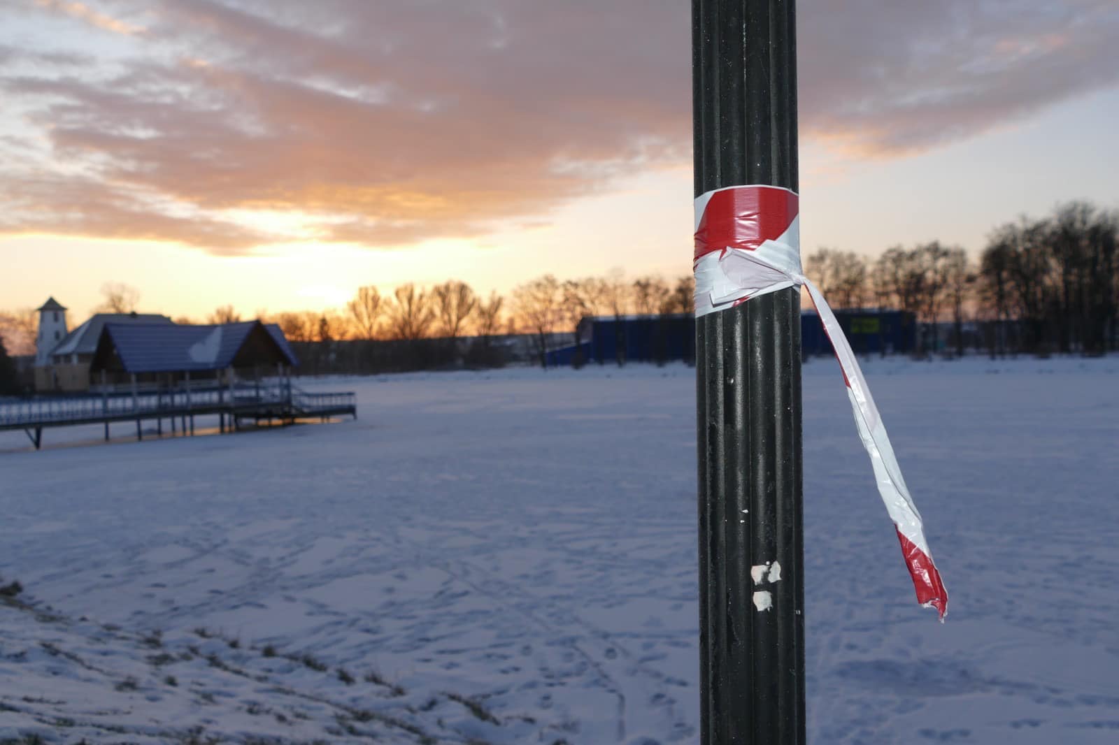 Навколо озера були розміщені обмежувальні стрічки, але охочі повеселитися їх зривають