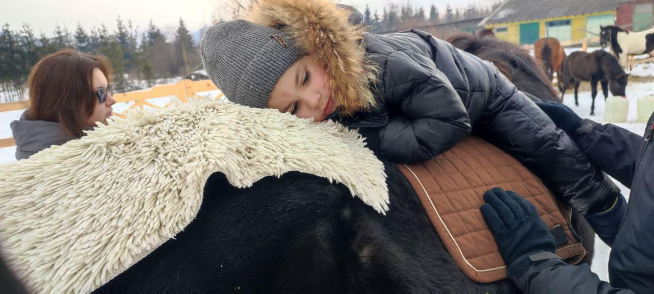 Діти із задоволенням відвідують заняття, знайомляться із тваринами, годують їх та катаються верхи