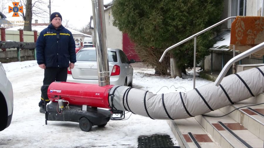 Рятувальники забезпечили лікарню тепловою дизельною гарматою