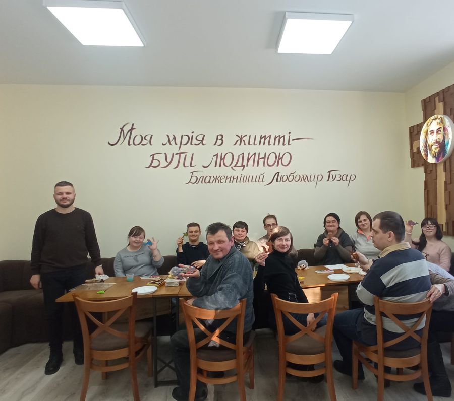 День вдався – наприкінці зустрічі присутні переглянули мультфільм та посмакували піцою та печивом.