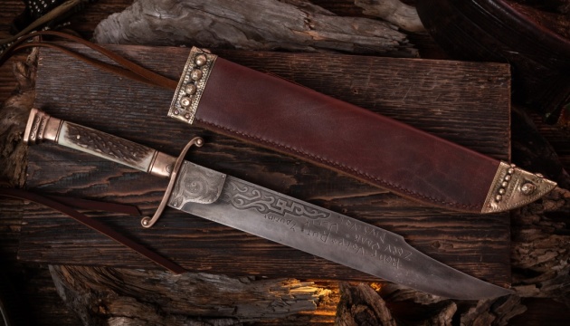 В орнаменті, яким майстер прикрасив свій виріб, йому вдалося приховати два тризуби. Фото: Юрій Порох