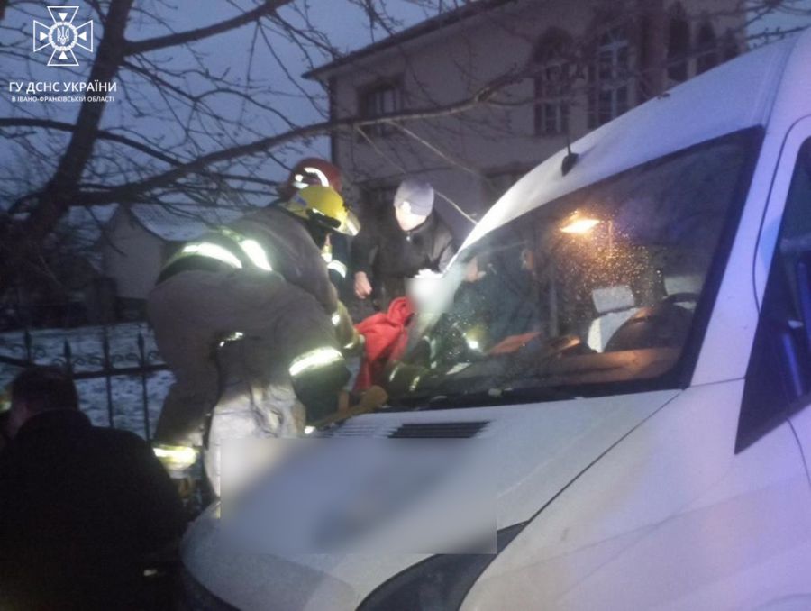 Рятувальники деблокували постраждалу особу та передали медикам
