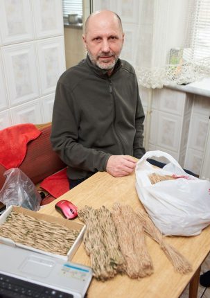 Кожного разу пан Ігор скручує заготовки для маскувальних халатів різних кольорів, залежно від сезону. 