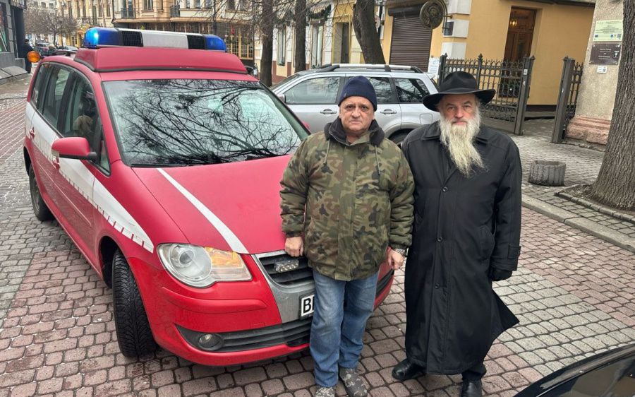 Ігор Перельман та рабин Мойше Лейб Колесник біля чергового авто для ЗСУ