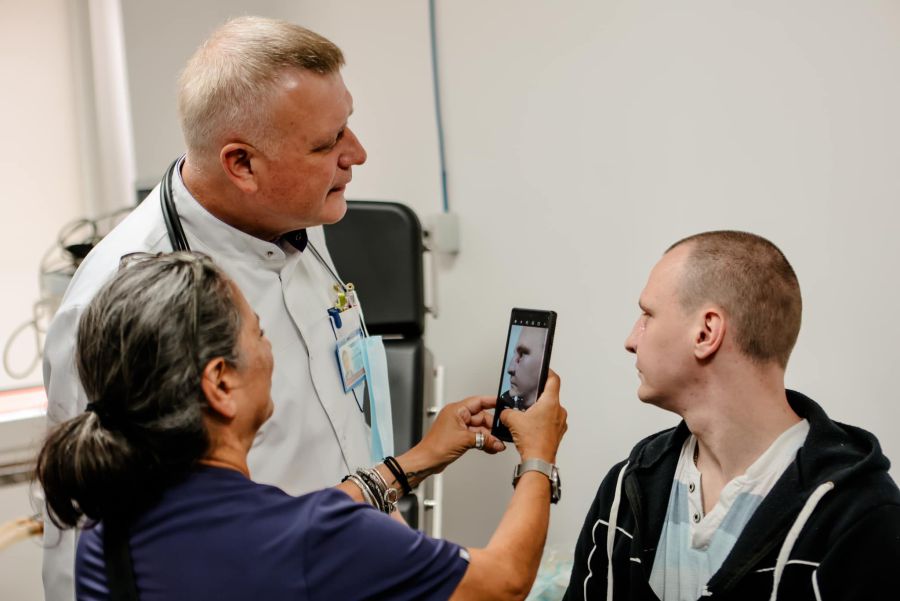 Команда українських та іноземних лікарів відновили обличчя пораненому військовому