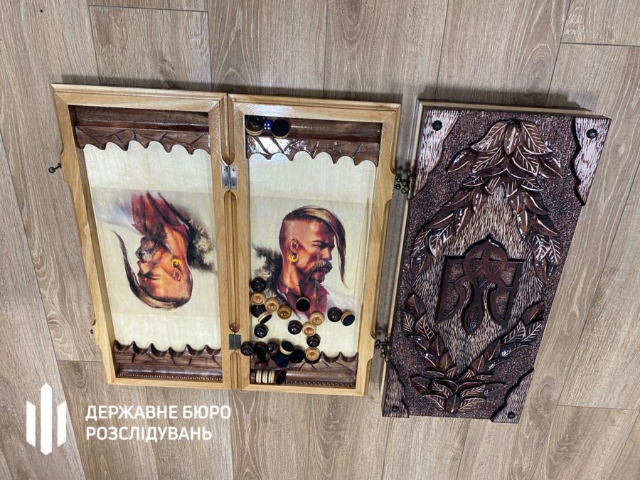 ДБР затримало посадовців під час отримання грошей за продукцію