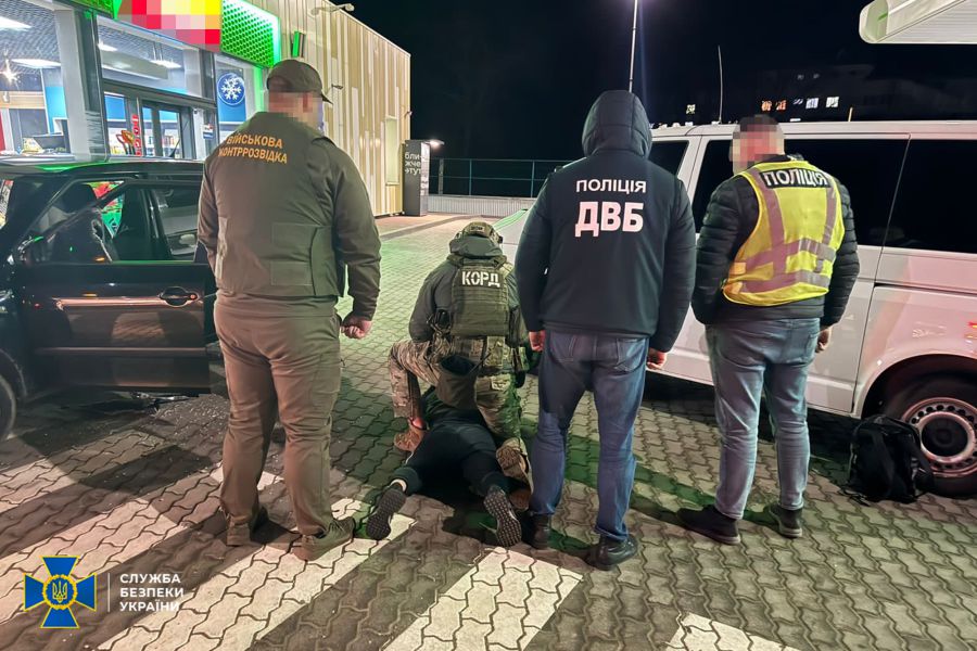 Послуга для виїзду чоловіків за кордон "коштувала" 7 тис. доларів