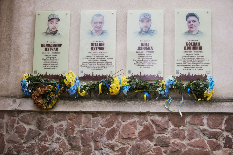 Загалом 4 анотаційні дошки є на фасаді цього ліцею. 