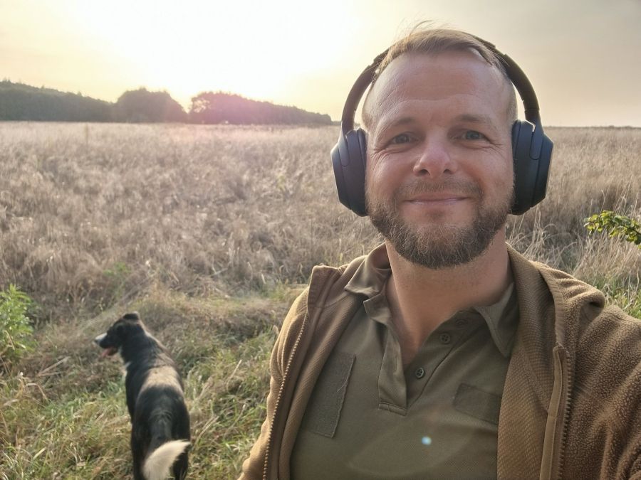 Книжка розповідає про неочікувані зміни в людині, котру викликає війна.