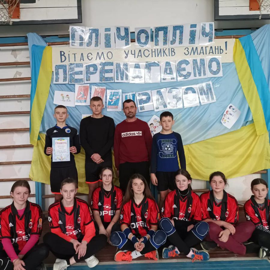 У змаганнях взяли участь п'ять команд.