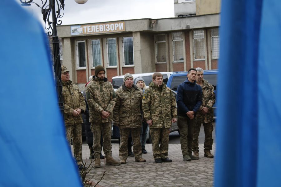 Присутні вшанували хвилиною мовчання пам'ять про Героїв-Захисників