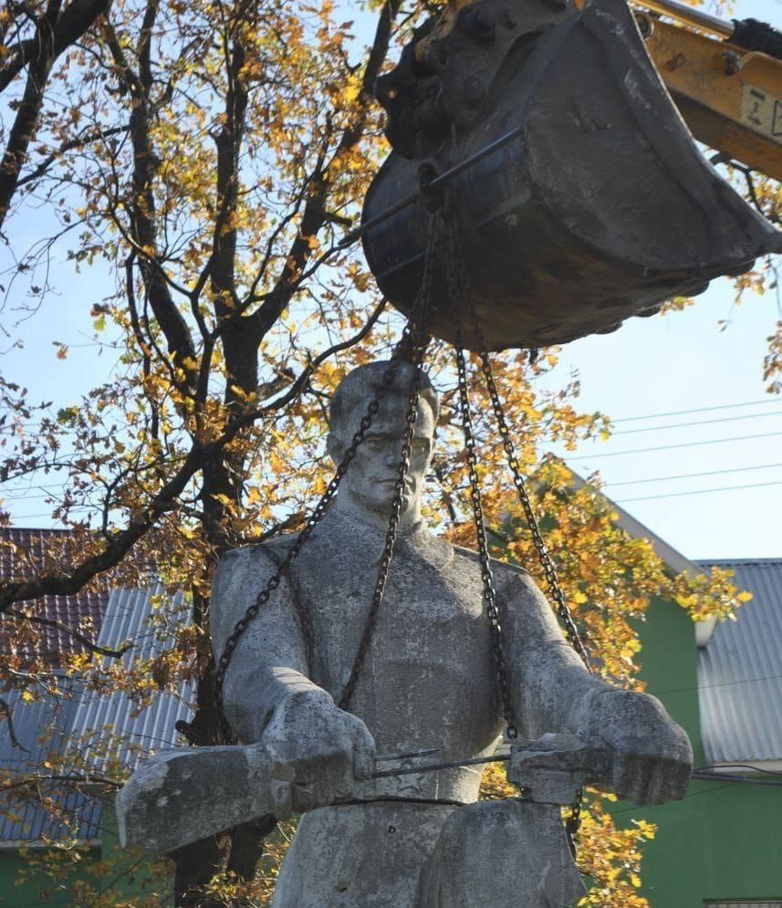 У Вістовій активісти допомогли знести радянський пам'ятник