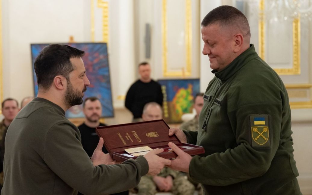Президент Зеленський вручає Валерію Залужному орден "Золота Зірка". Фото: сайт президента України