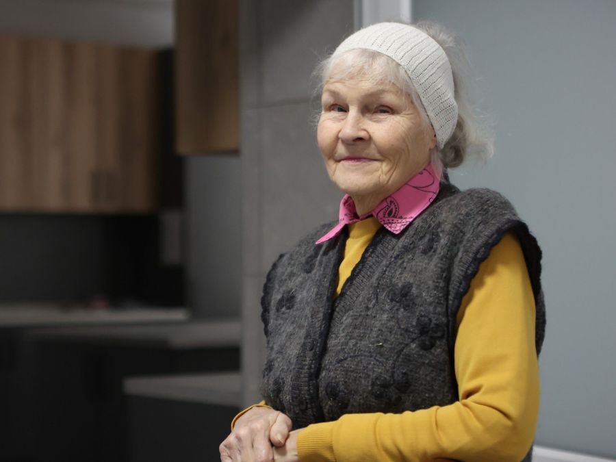 Коли жінка згадує свій будинок, сльози мимоволі з’являються на її очах