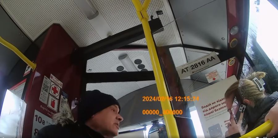 Патрульна поліція не могла скласти протоколи на порушників – пасажирку без квитка і її батька, який вдарив контролерку.
