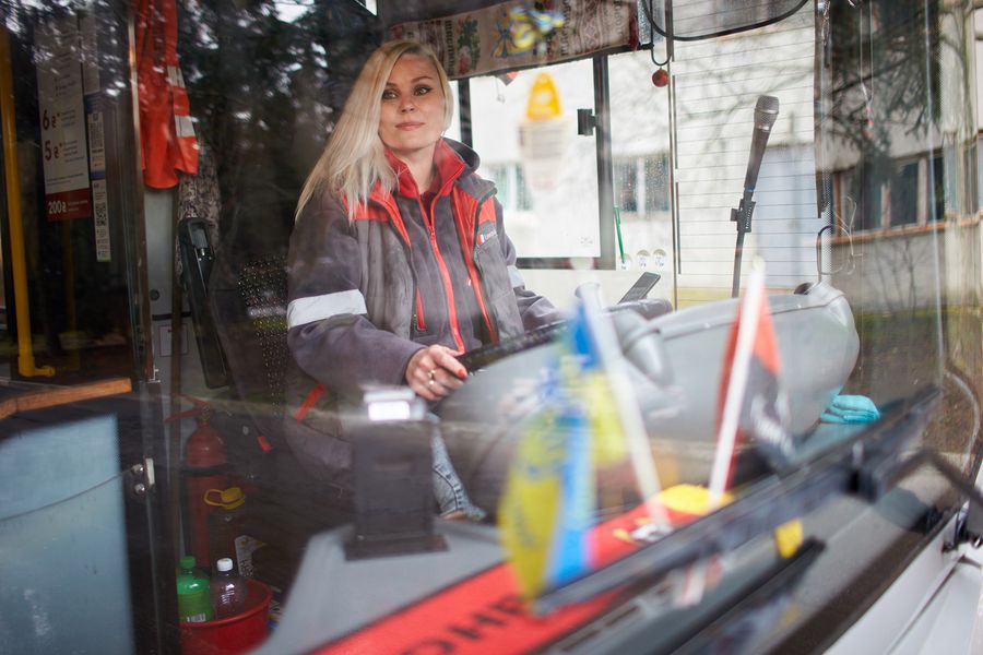 "Я від своєї роботи отримую задоволення", — каже водійка тролейбуса Зоя Воложаніна