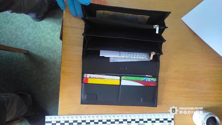 Правоохоронці вилучили сліди пальців рук, долонь та оперативно встановили особу крадія