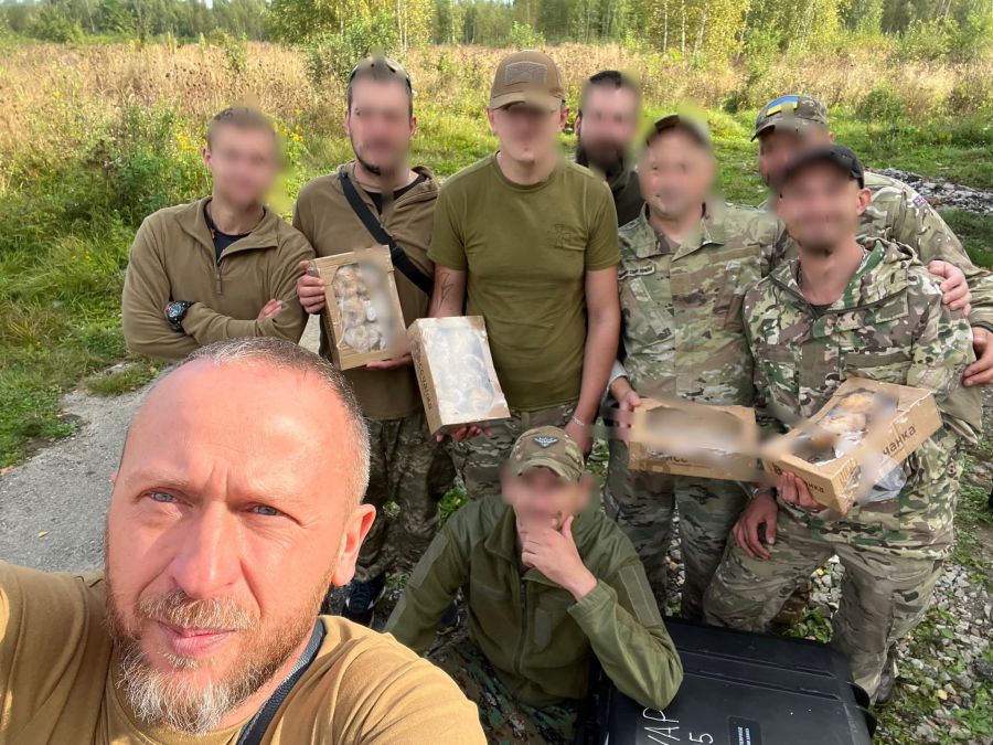 Щоб навчитися керувати дронами, потрібен мінімум місяць, залежно від поставленої задачі. Фото: Любомир Андріїв/Facebook