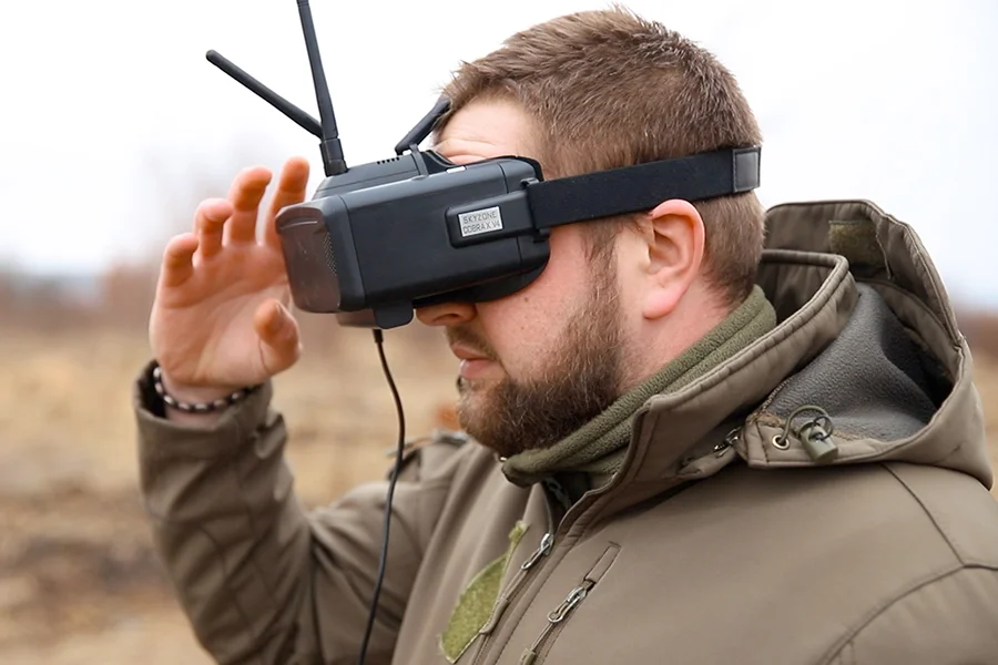 Учасники курсів отримують теоретичні знання про роботу FPV-дронів.