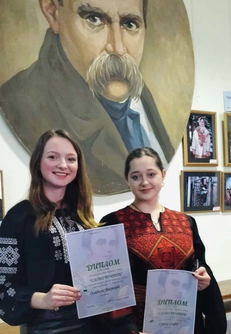 Софія Сушко виконувала поему "Сова", Вікторія Осадчук — твір "Гонта в Умані". Фото: Михайло Крицун, Калуська міськрада