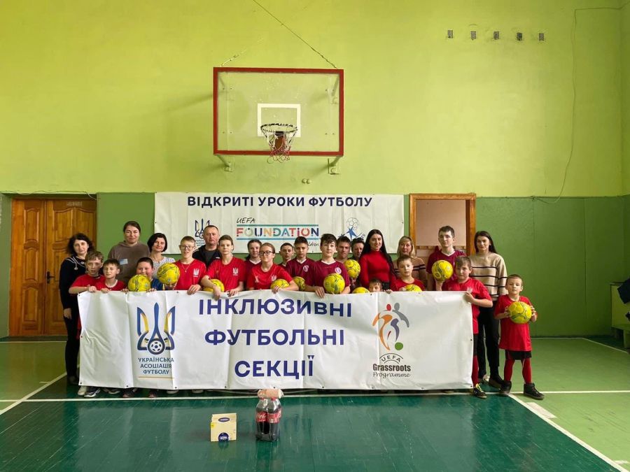 Юні футболісти чекають завершення циклу тренувань