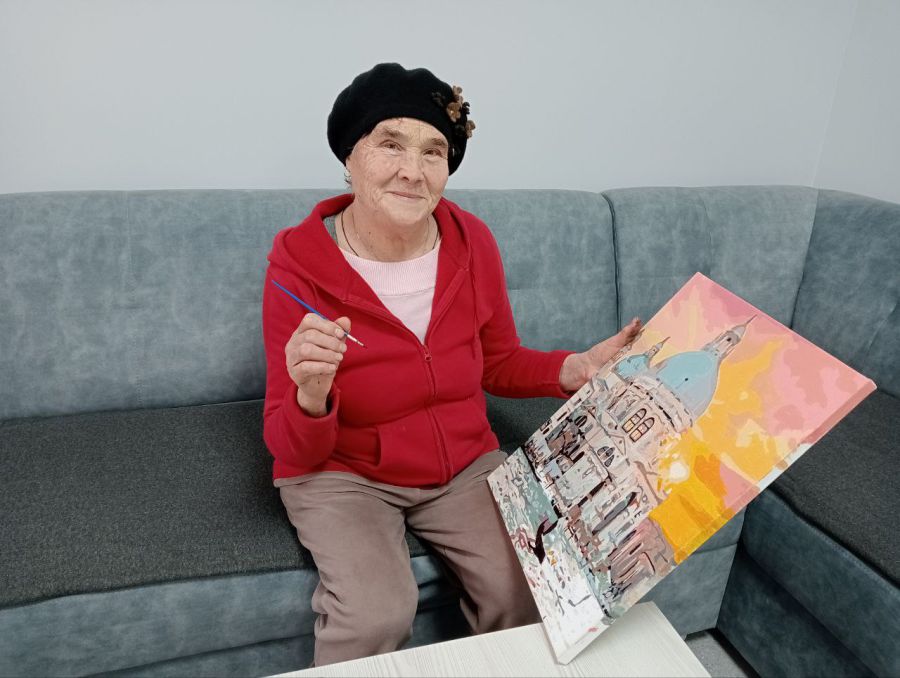 Пані Зоя малює гарні картини, які прикрашають стіни прихистку