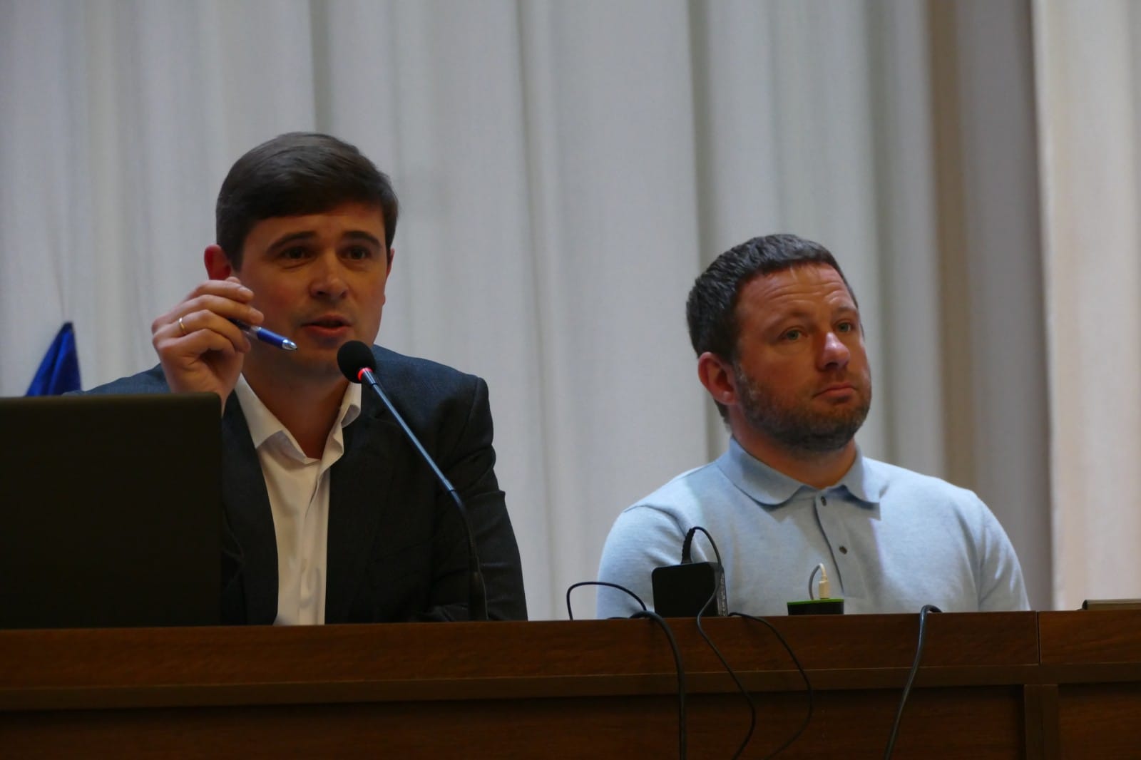 "...у нас є представники ініціативної групи, які кричали: нам не треба доріг, нам не треба тротуарів", — сказав голова