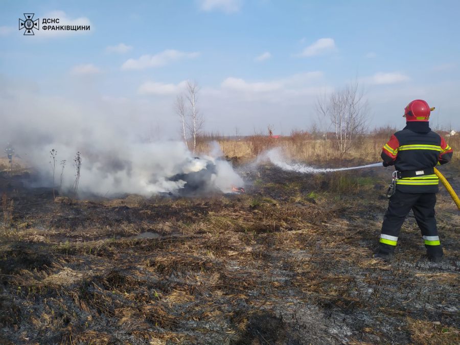Штраф за спалювання сухої трави становить від 3060 до 6120 гривень
